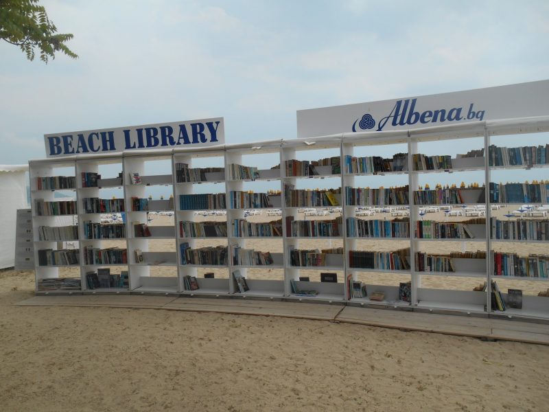 biblioteca de pe plaja Albena
