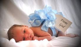 Inca un barbat grabit la intrare. In viata bebe