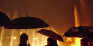 Spectacolul luminilor de pe Dambovita dambovita noaptea