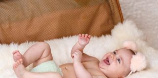 Tot ce trebuie sa stie mamicile interesate de cumparaturile online pentru copii bebe razand